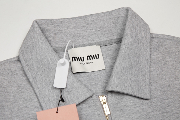 ブランドパーカー側面デザイン